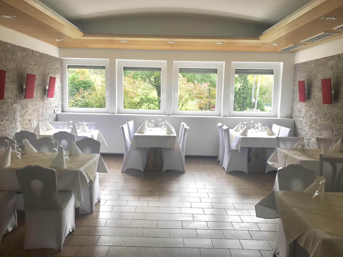 Hotel Gasthof Zum Lowen Wiechs am Randen Exteriör bild