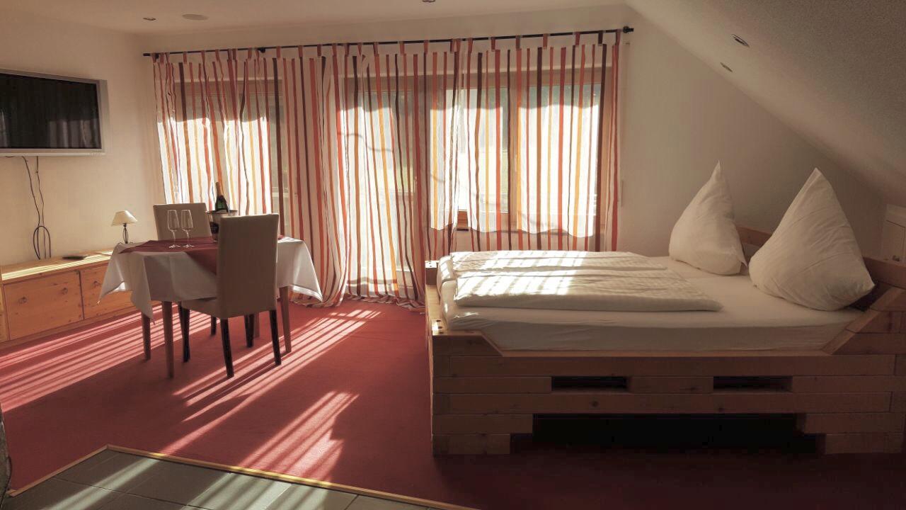 Hotel Gasthof Zum Lowen Wiechs am Randen Exteriör bild