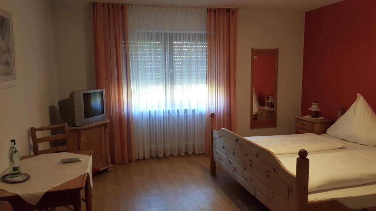 Hotel Gasthof Zum Lowen Wiechs am Randen Exteriör bild