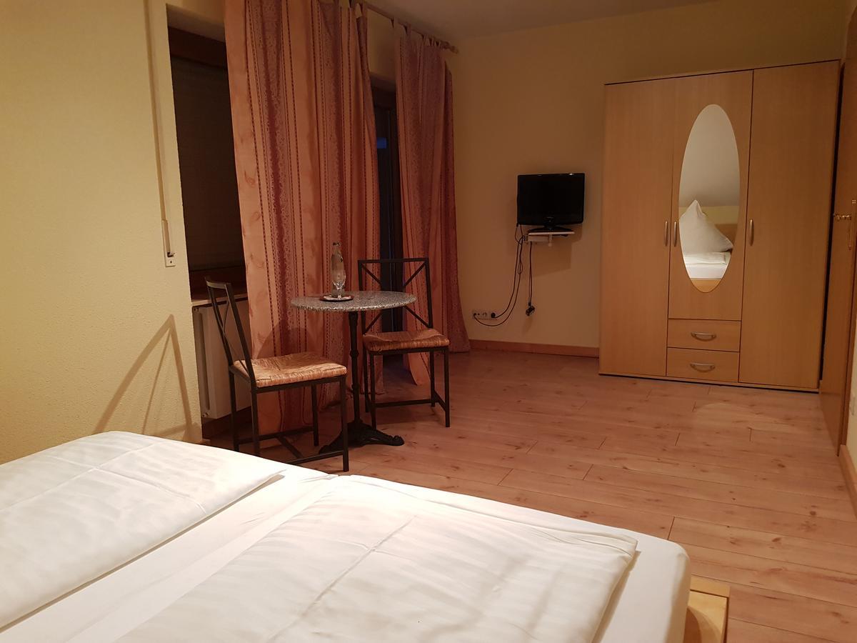 Hotel Gasthof Zum Lowen Wiechs am Randen Exteriör bild