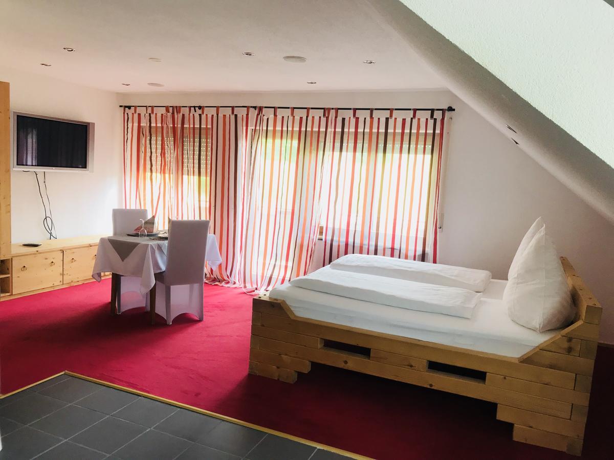 Hotel Gasthof Zum Lowen Wiechs am Randen Exteriör bild